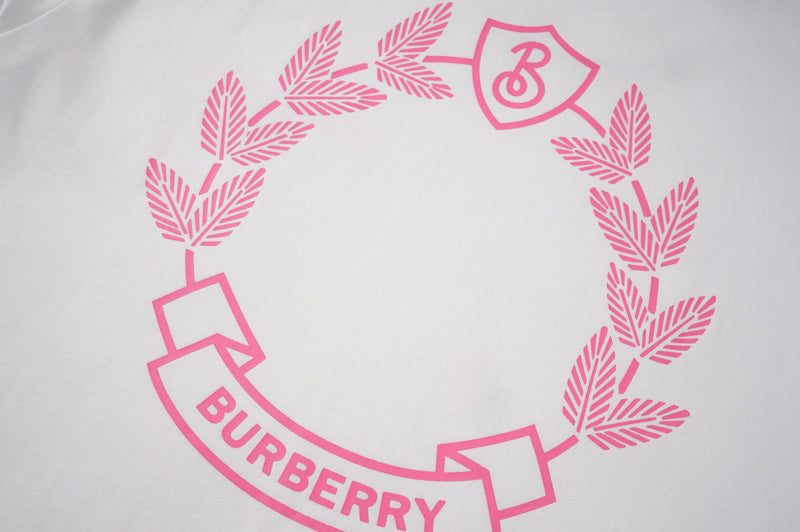 Burberry - T-shirt Burberry avec logo sur la poitrine et motif de laurier à l'arrière - Blanc