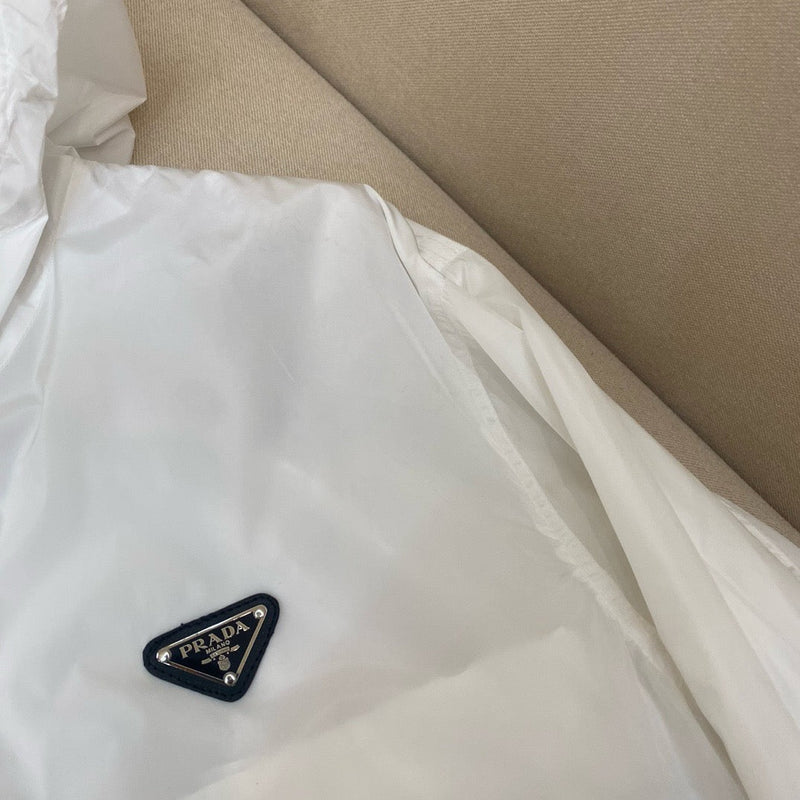 Prada - Coupe-vent en nylon avec plaque Prada Blanche