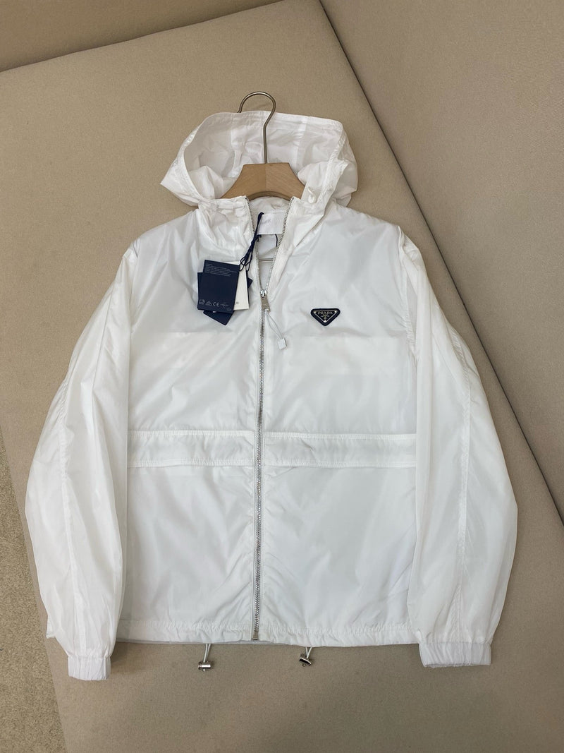 Prada - Coupe-vent en nylon avec plaque Prada Blanche