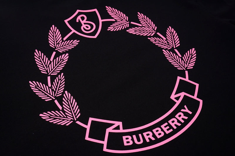 Burberry - T-shirt Burberry avec logo sur la poitrine et motif de laurier à l'arrière - Noir