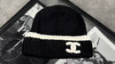 Chanel - Bonnets en laine iconic CC Noir et Blanc