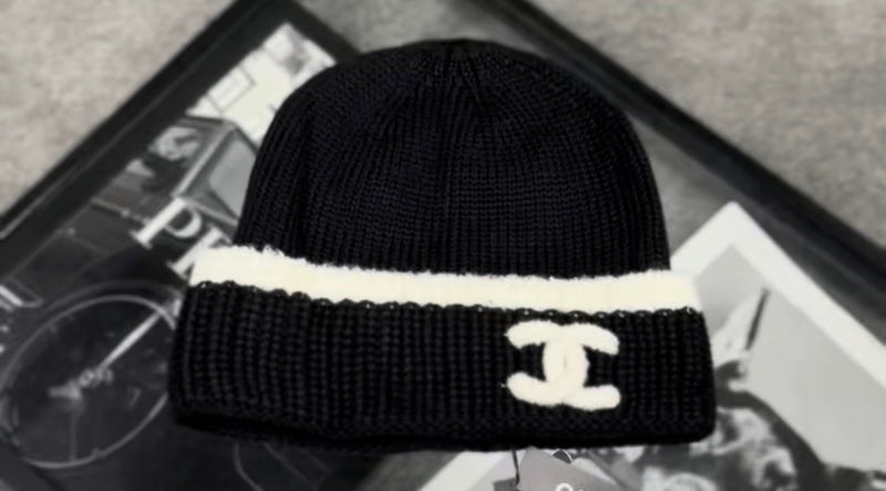 Chanel - Bonnets en laine iconic CC Noir et Blanc
