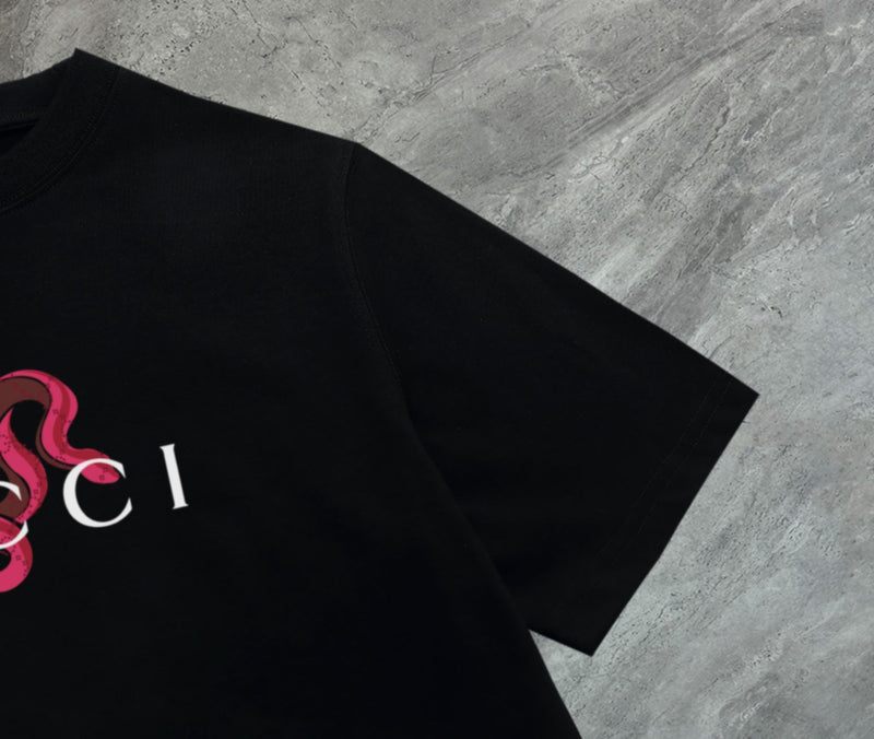 Gucci - T-shirt avec un design serpent et logo Gucci - Noir