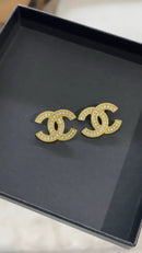 Chanel - Boucle d’oreille CC Diamant (2 coloris)