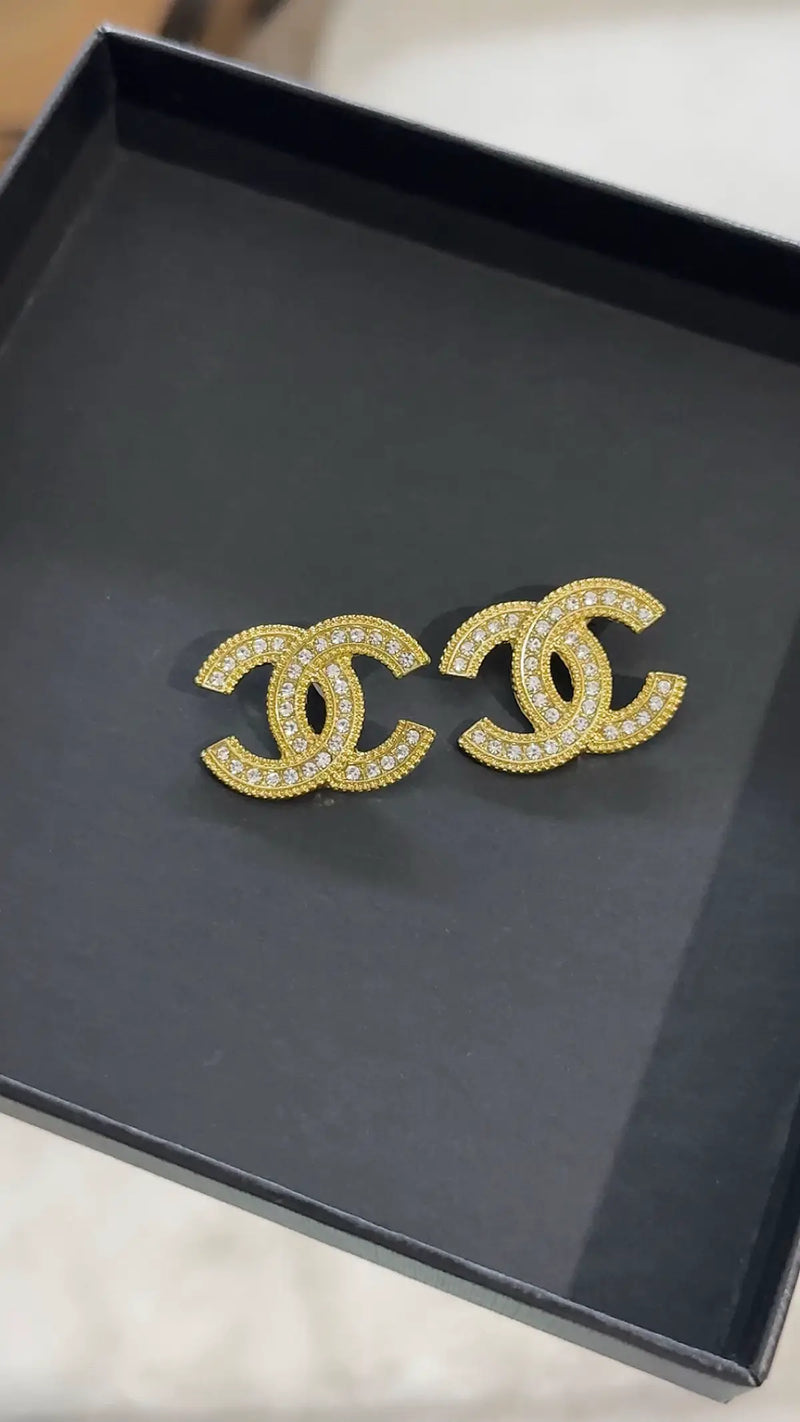 Chanel - Boucle d’oreille CC Diamant (2 coloris)