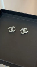 Chanel - Boucle d’oreille CC Diamant (2 coloris)