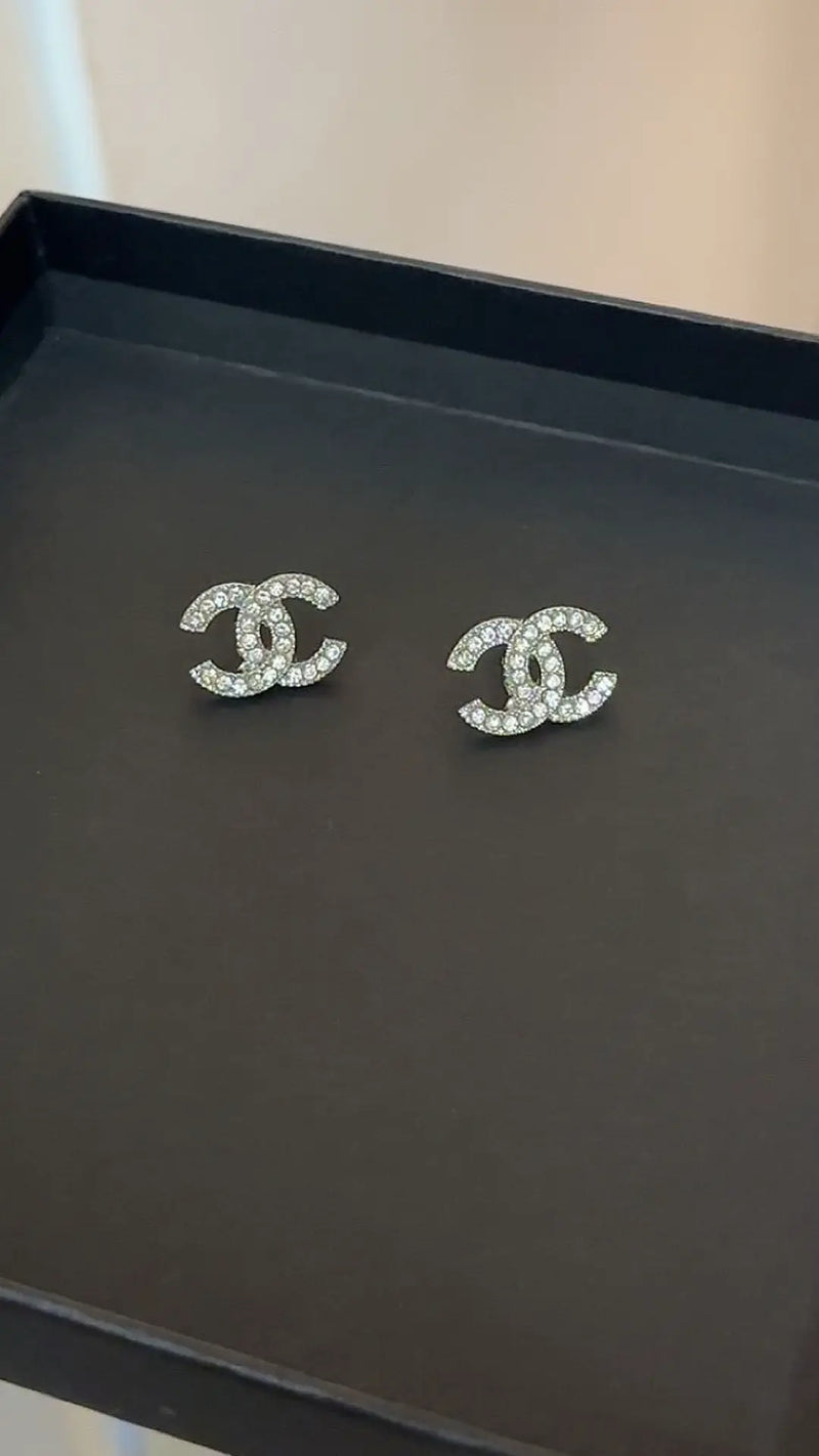 Chanel - Boucle d’oreille CC Diamant (2 coloris)