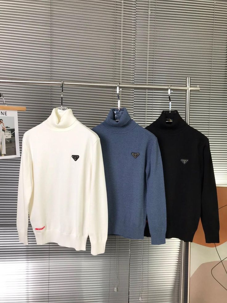 Prada - Pull en laine à col roulé orné du logo Prada. Blanc / Bleu / Noir