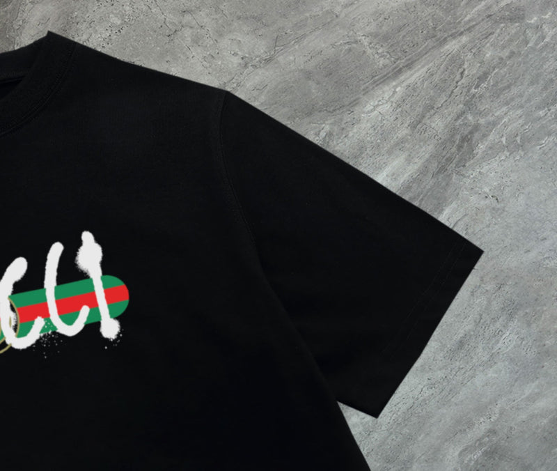 Gucci - T-shirt avec le logo Gucci stylisé - Noir