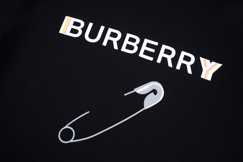 Burberry - T-shirt Burberry avec logo et épingle à nourrice - Noir