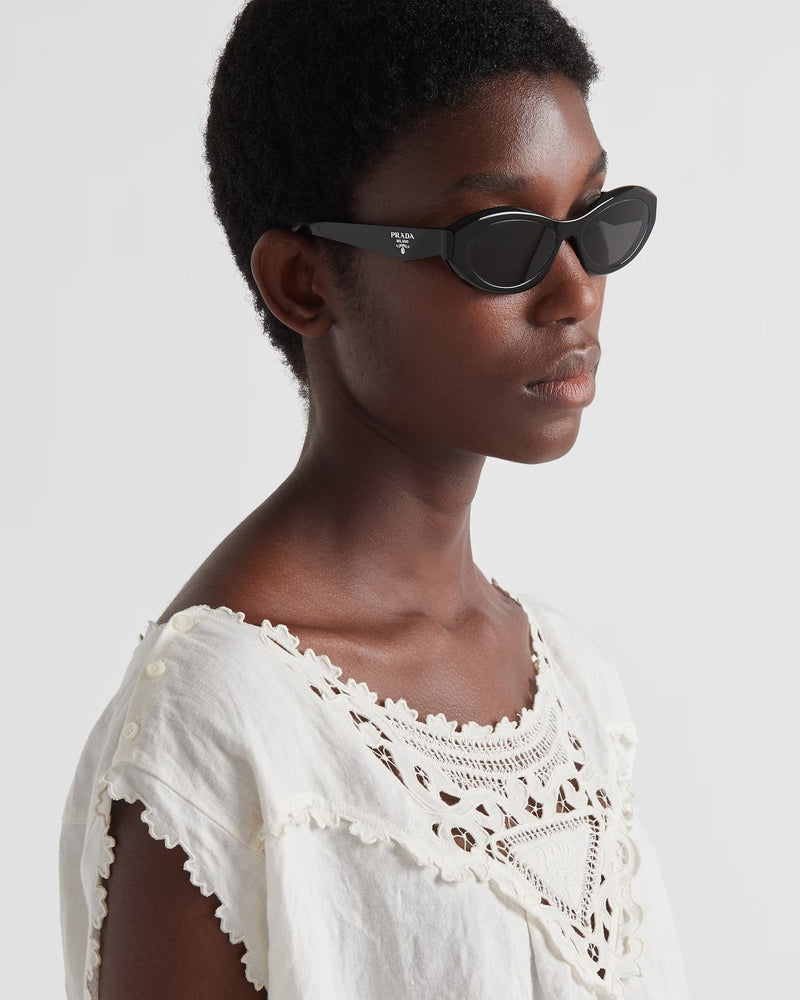 Prada - Lunettes De Soleil Prada Symbole Fines Verres Gris Ardoise