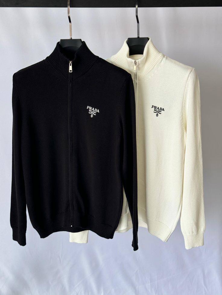 Prada - Cardigan en laine orné du logo Prada. Noir / Blanc Cassé