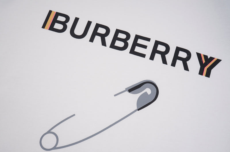 Burberry - T-shirt Burberry avec logo et épingle à nourrice - Blanc