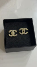 Chanel - Boucle d’oreille CC Diamant (2 coloris)