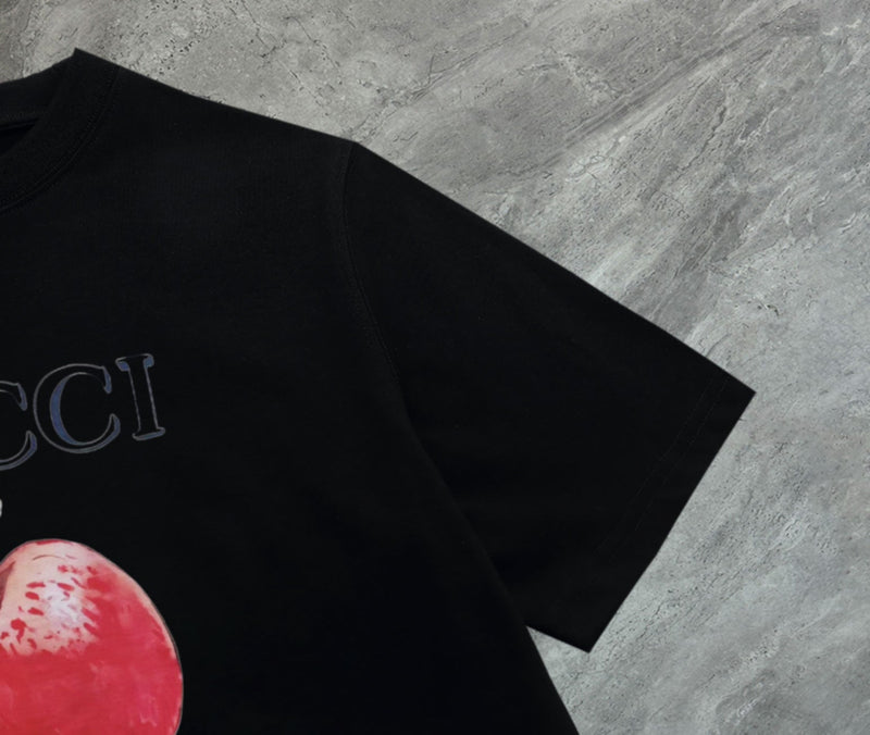 Gucci - T-shirt avec un design de pomme rouge et logo Gucci - Noir