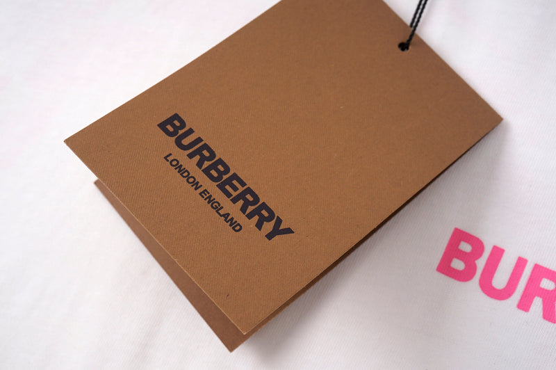 Burberry - T-shirt Burberry avec logo sur la poitrine et motif de laurier à l'arrière - Blanc