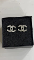 Chanel - Boucle d’oreille CC Diamant (2 coloris)