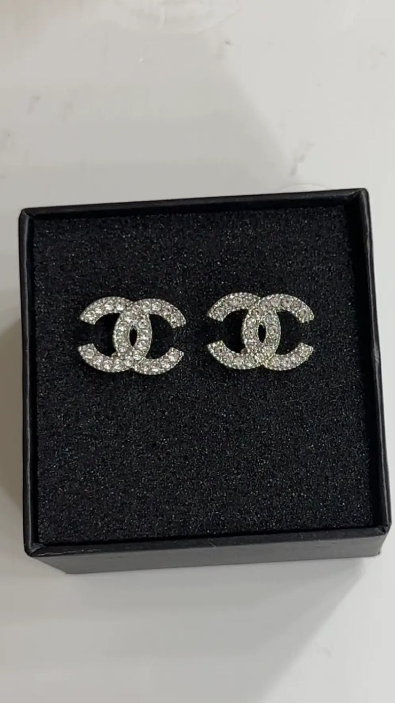 Chanel - Boucle d’oreille CC Diamant (2 coloris)