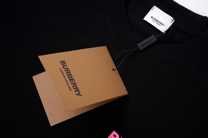 Burberry - T-shirt Burberry avec logo sur la poitrine et motif de laurier à l'arrière - Noir