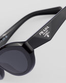 Prada - Lunettes De Soleil Prada Symbole Fines Verres Gris Ardoise