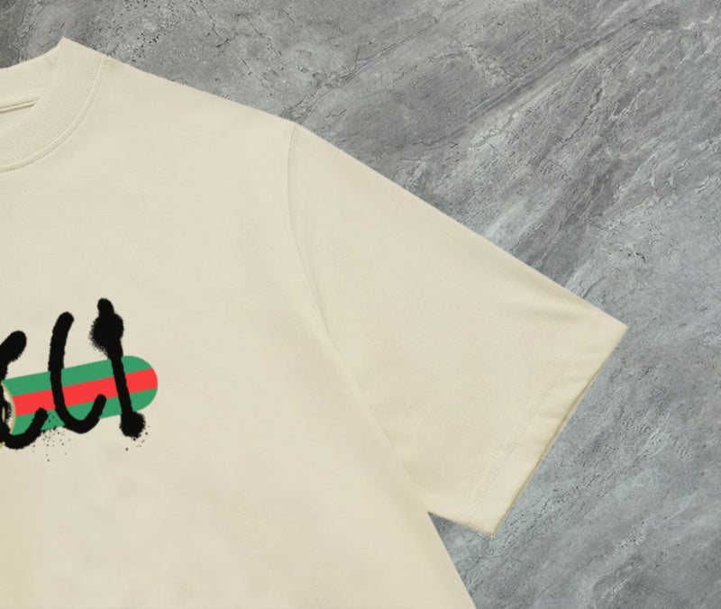 Gucci - T-shirt avec le logo Gucci stylisé - Crème