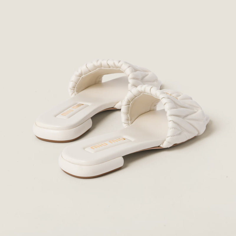 Miu Miu - Mules en cuir nappa matelassé Blanc