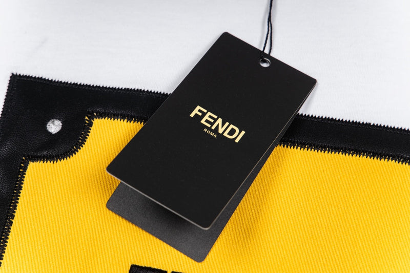 Fendi - T-shirt avec logo Fendi en jaune sur une étiquette - Blanc
