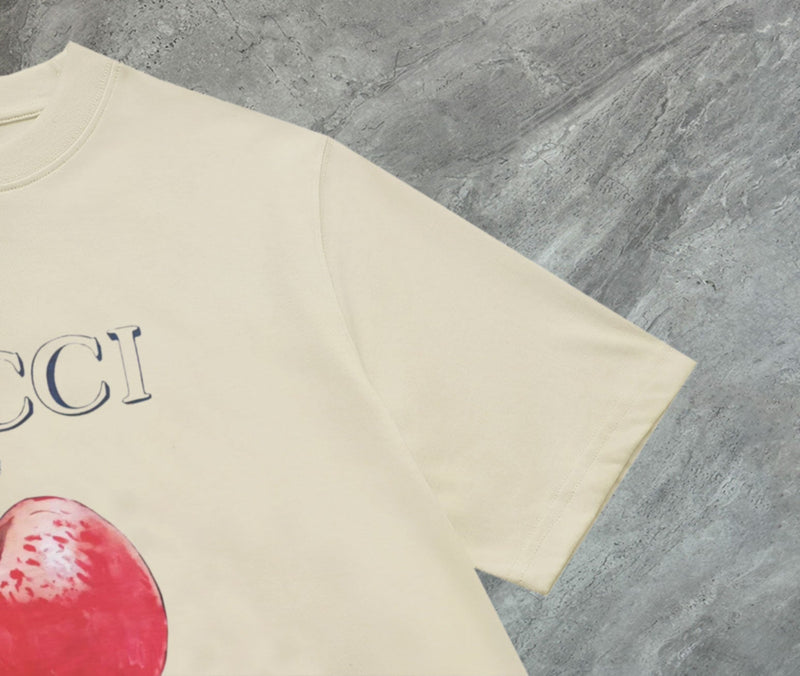 Gucci - T-shirt avec un design de pomme rouge et logo Gucci - Crème