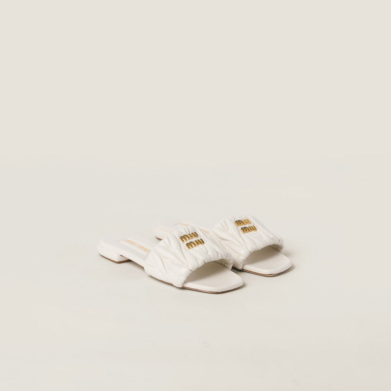 Miu Miu - Mules en cuir nappa matelassé Blanc