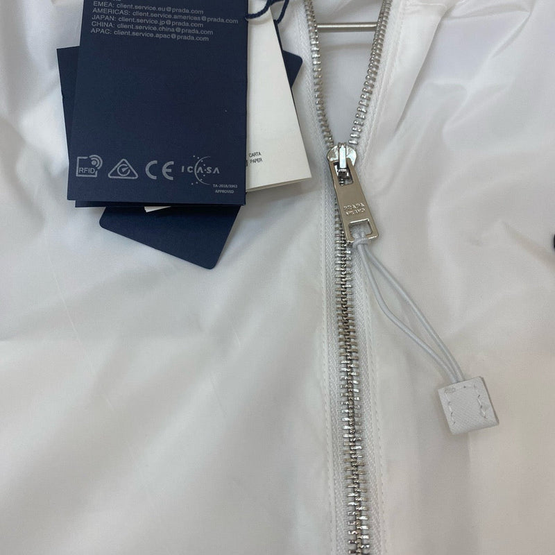 Prada - Coupe-vent en nylon avec plaque Prada Blanche