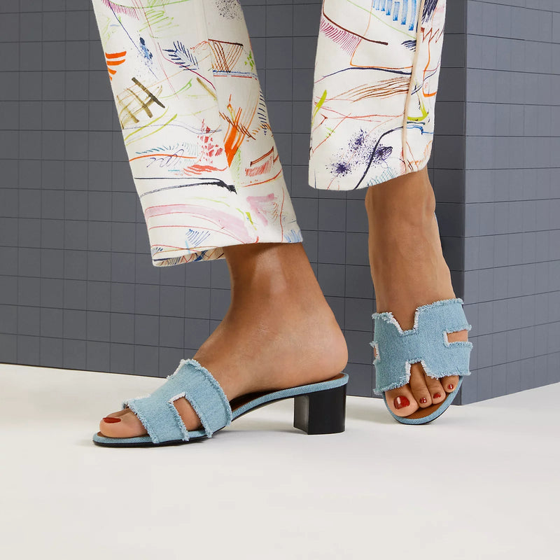 Hermès - Sandales Oasis Bleu Clair en Denim Effrangé