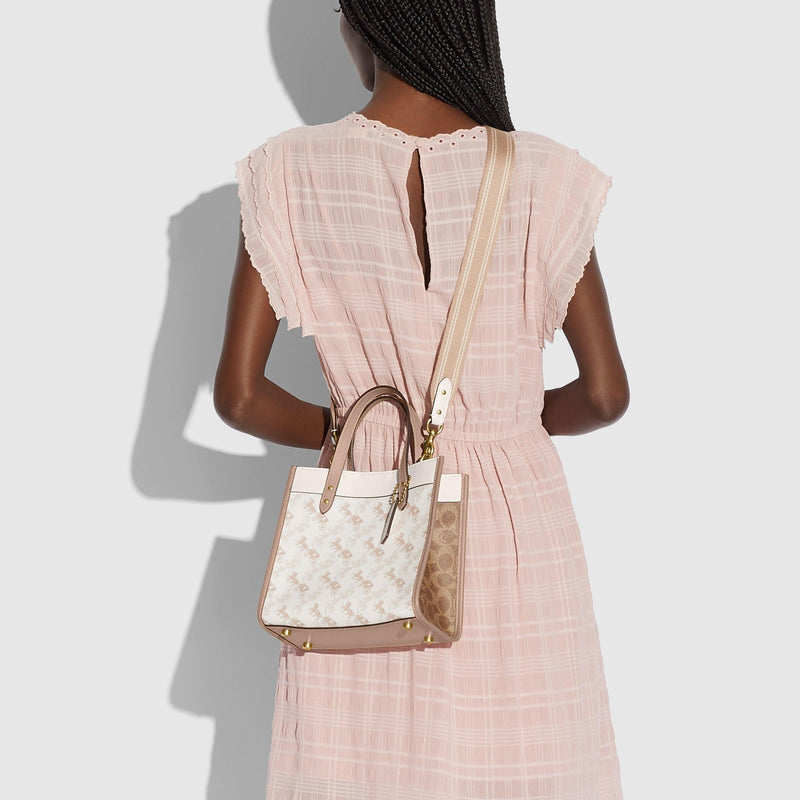 Field Tote 22 With Horse And Carriage Print