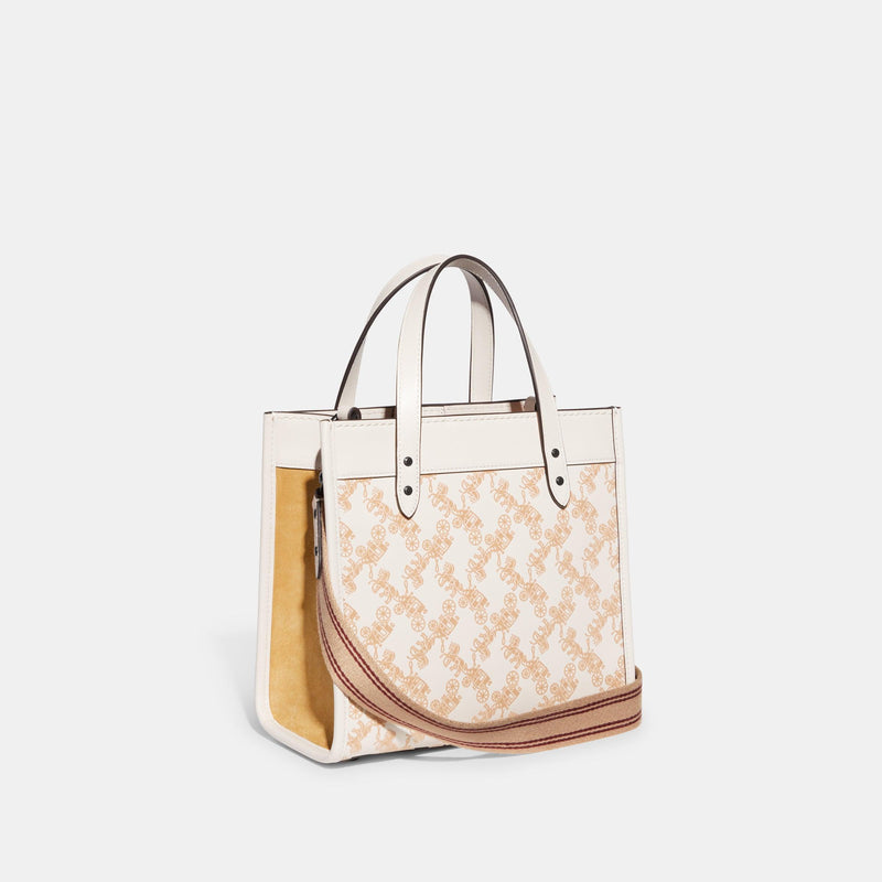 Field Tote 22 With Horse And Carriage