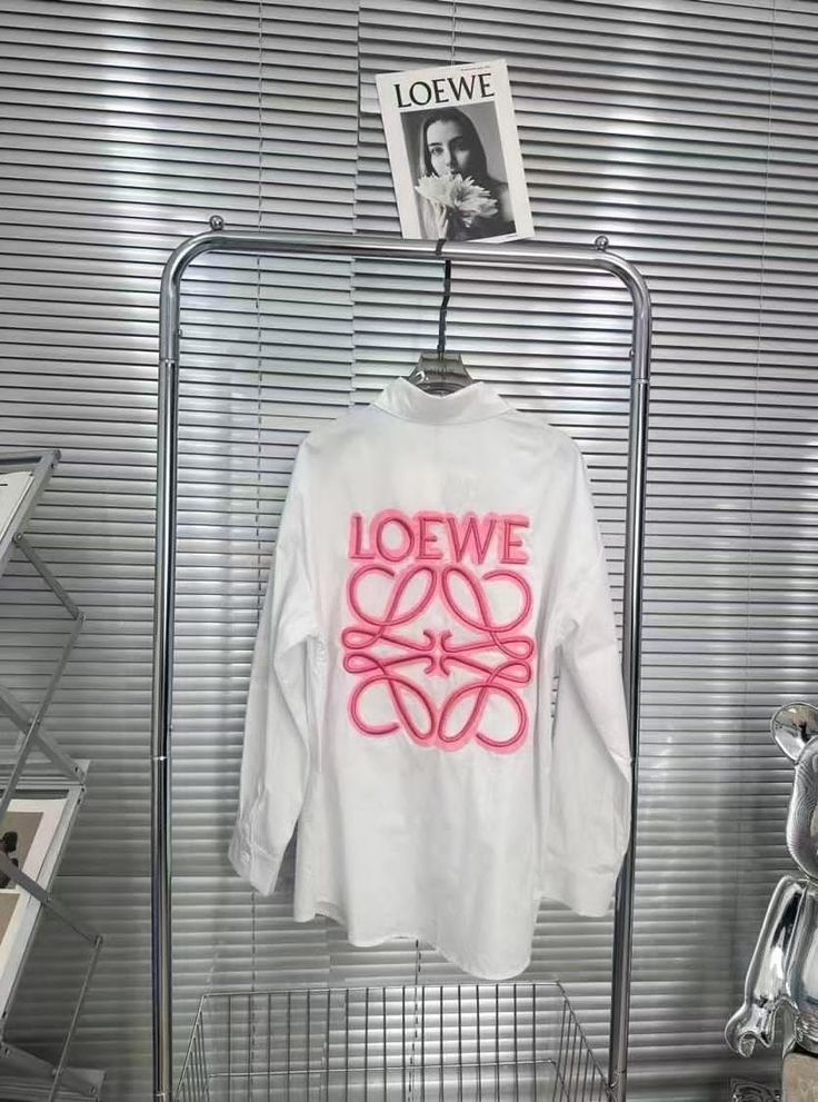 Loewe - Chemise longue Blanche monogramme en relief Rose