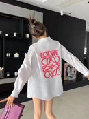 Loewe - Chemise longue Blanche monogramme en relief Rose