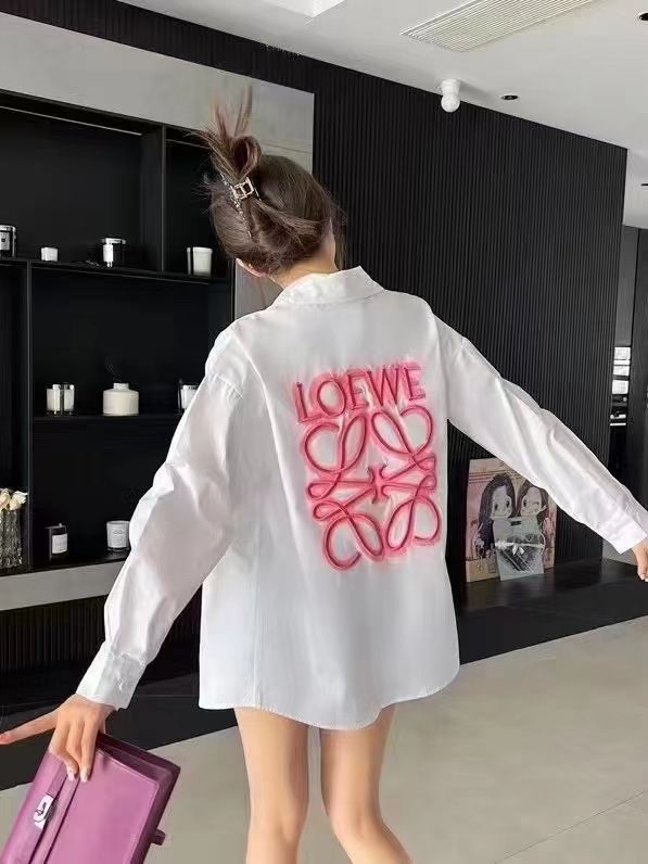 Loewe - Chemise longue Blanche monogramme en relief Rose