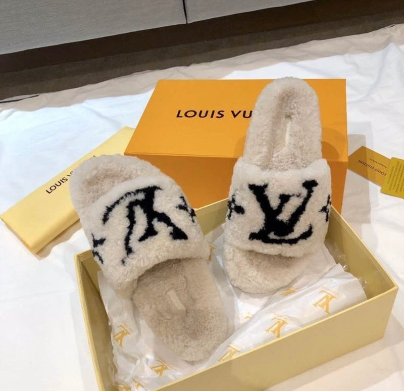 Louis Vuitton - Mules Fourrure Beige