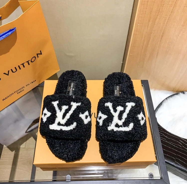 Louis Vuitton - Mules Fourrure Noir